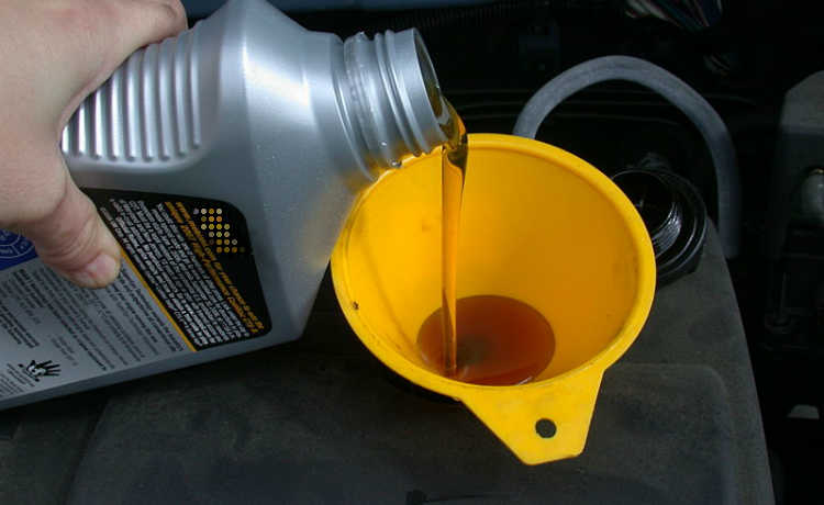 Aflați cum să aruncați uleiul de automobile uzat sau expirat
