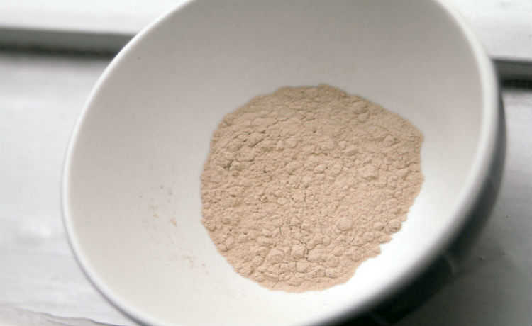 يستخدم الطين البيج أو الطين الكريمي بشكل خاص على البشرة الدهنية.