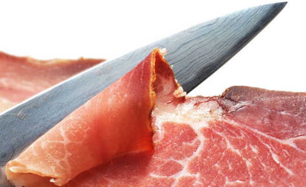 根据与世界卫生组织有关的一个协会，火腿和香肠等加工肉类被评估为对人类致癌