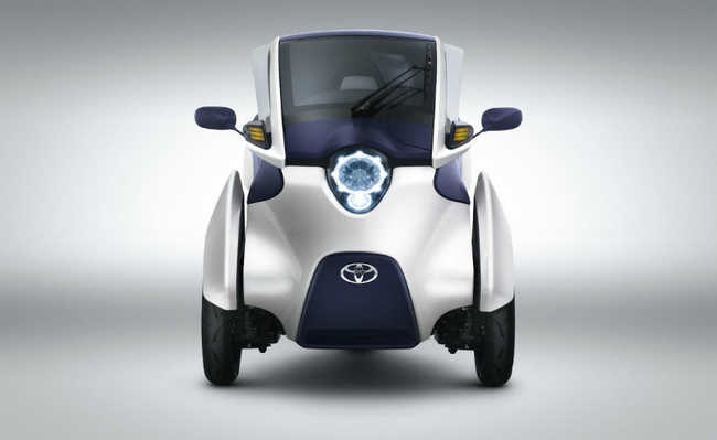Otomobil ve motosiklet arasında hibrit olan Toyota, i-Road'ı piyasaya sürdü