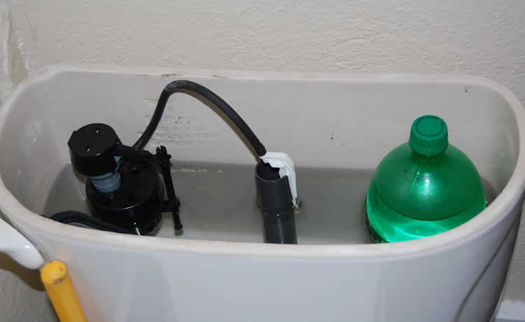 tiết kiệm nước bằng chai PET trong nhà vệ sinh