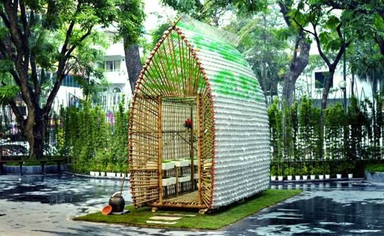 L'hivernacle està fet d'ampolla de PET i bambú