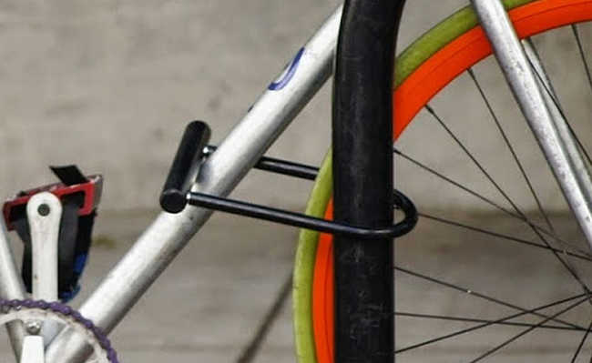 لاک ہینگ کے ساتھ سائیکل کا ٹائر ظاہر کرتا ہے کہ سائیکل خراب طور پر بند ہے۔