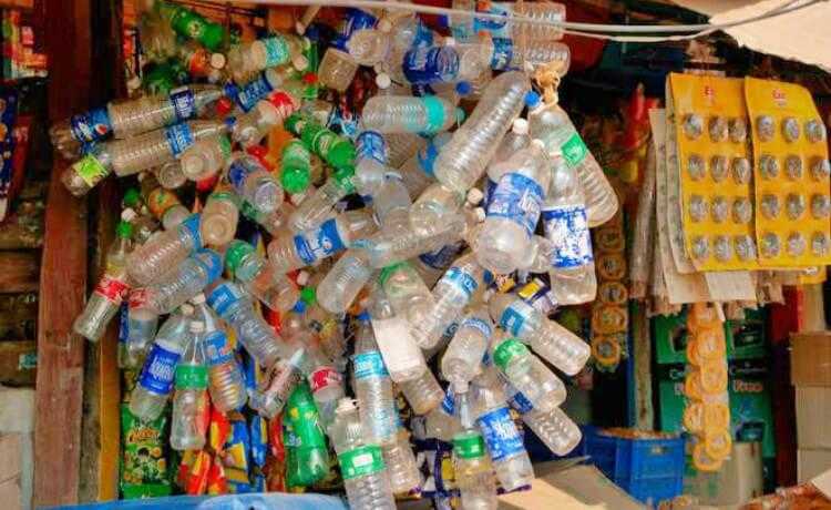 البلاستيك القابل للتصرف محظور في نيودلهي ، الهند