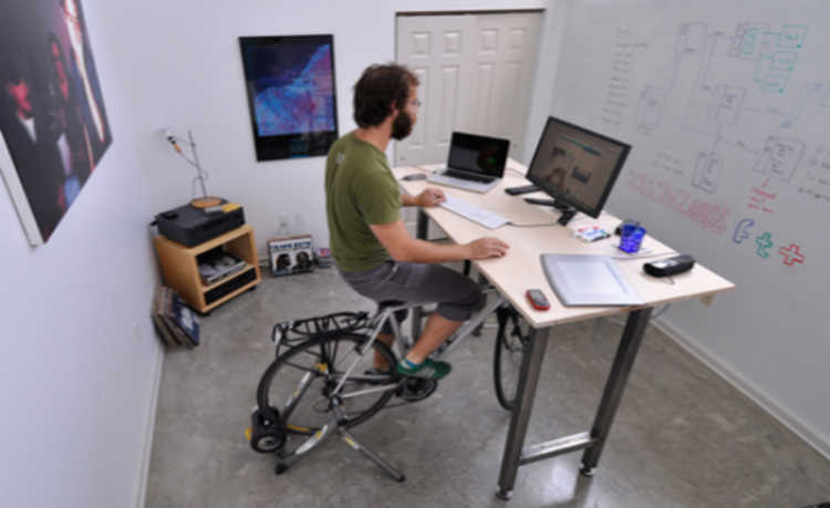 ขาตั้ง: โต๊ะสำนักงานที่ออกแบบมาสำหรับนักปั่นจักรยาน