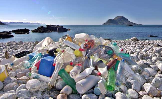 바다에 쌓이는 플라스틱 쓰레기