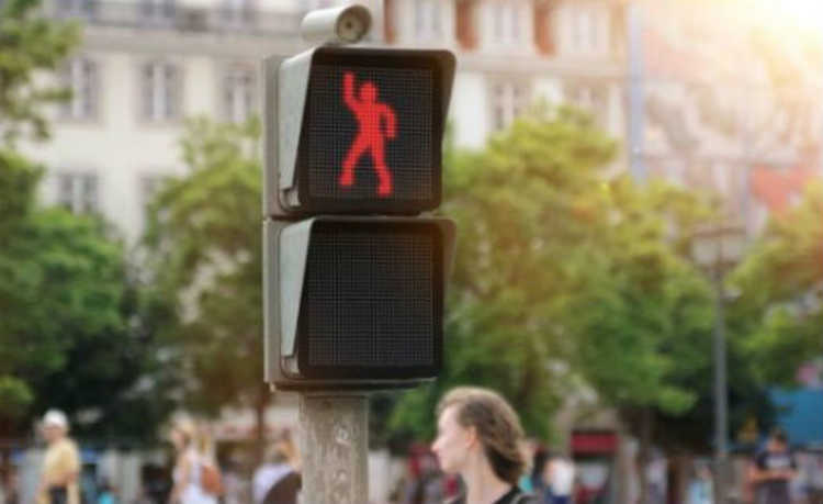 สัญญาณไฟจราจร "ระบำ" สร้างความบันเทิงให้คนเดินถนนและป้องกันอุบัติเหตุ