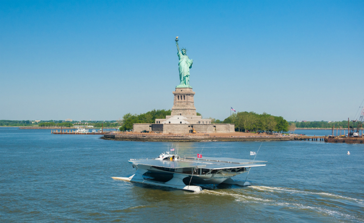 太阳能船和背景中的自由女神像