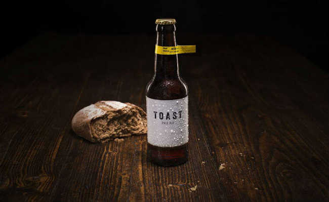 تصنع بيرة Toast Pale Ale الحائزة على جوائز من الخبز المتبقي الذي سيذهب إلى سلة المهملات.