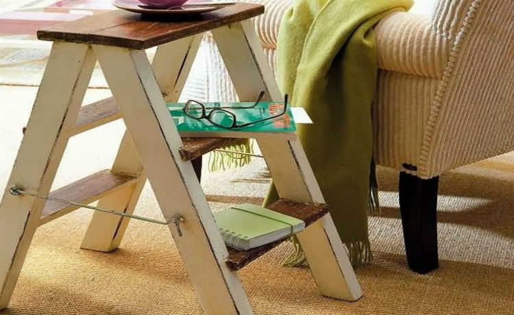 सोफे के लिए साइड टेबल पर पुरानी सीढ़ी का पुन: उपयोग करें