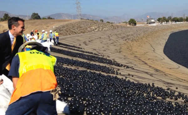 Пластиковые гранулы предотвращают испарение воды в резервуаре Лос-Анджелеса