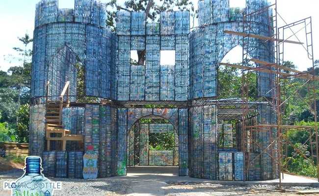 В Панаме деревня построена только из домов из пластиковых бутылок.