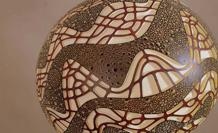 Làmpada amb dissenys africans tallats