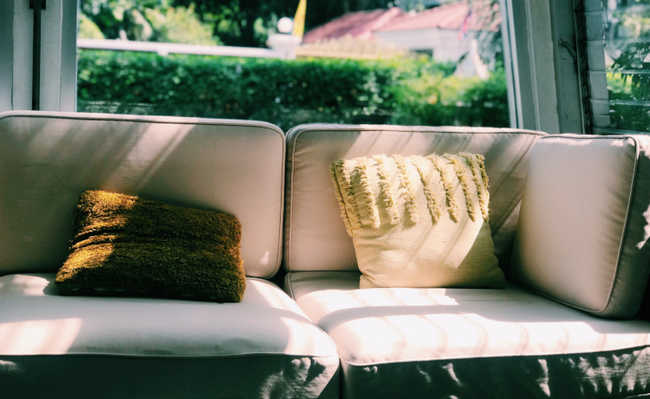 كيفية تنظيف الأريكة بصودا الخبز
