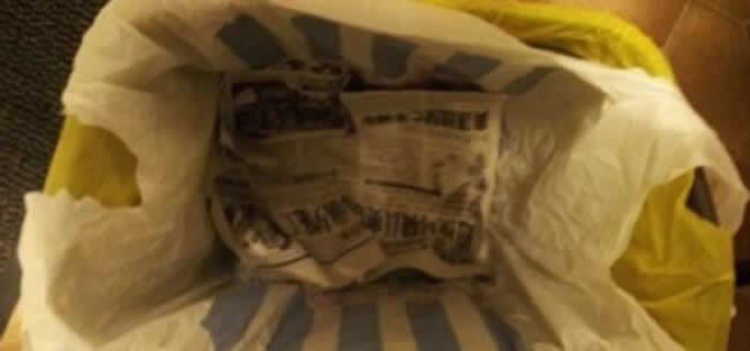 Inseriu paper de diari a la part inferior de la bossa d'escombraries per evitar problemes de purins